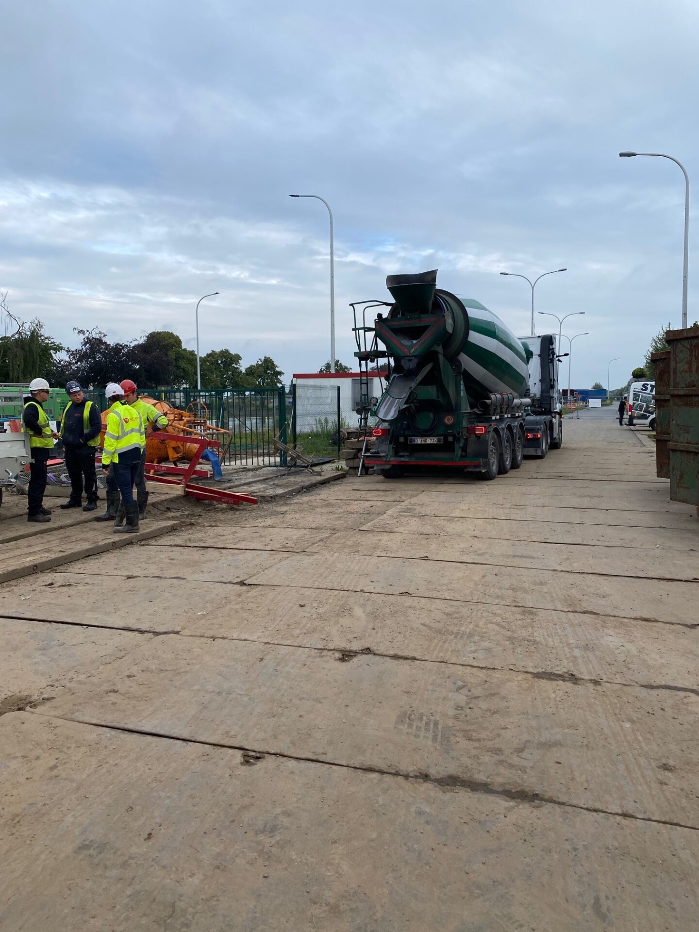 Eerste betonleveringen voor betonwerken bovenhoofd sluis + plaatsing van rails in bovenhoofd sluis rechteroever